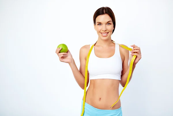 Mujer con manzana verde y cinta métrica — Foto de Stock