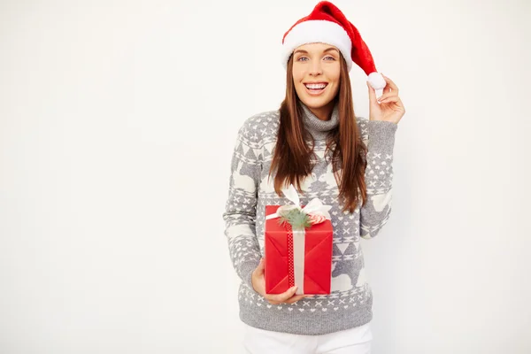 Kobieta w Santa czapka daru przytrzymanie — Zdjęcie stockowe