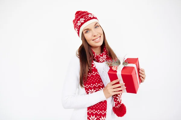 Mujer feliz sosteniendo caja de regalo de Navidad —  Fotos de Stock