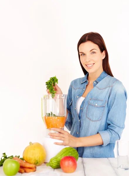 Mujer haciendo batido de verduras frescas — Foto de Stock