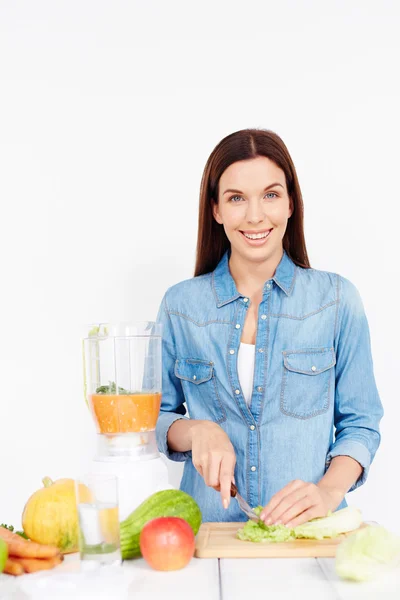 Donna che taglia verdure per insalata — Foto Stock