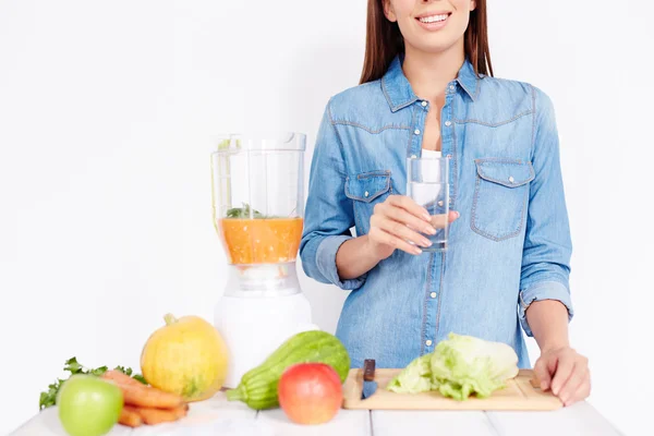 Donna con bicchiere d'acqua — Foto Stock