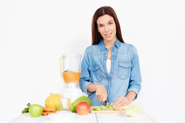 Donna che taglia verdure per insalata — Foto Stock