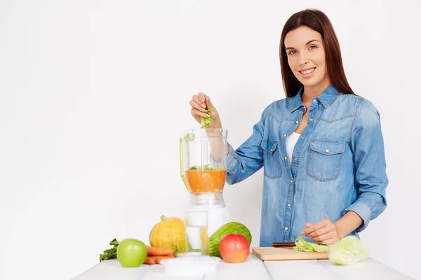 Donna mettendo cavolo cinese nel frullatore — Foto Stock