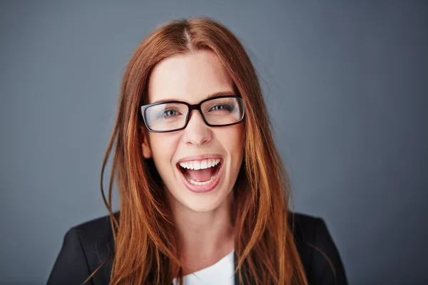 Jeune femme d'affaires extatique dans les lunettes — Photo