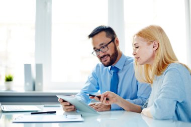 Ofis çalışanları veri tartışıyor