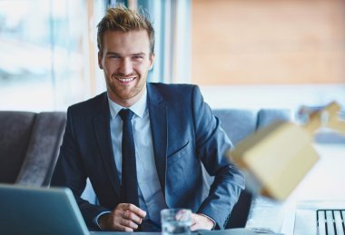 Takım elbiseli genç işadamı