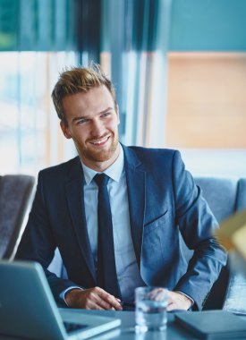 Takım elbiseli gülümseyen iş adamı