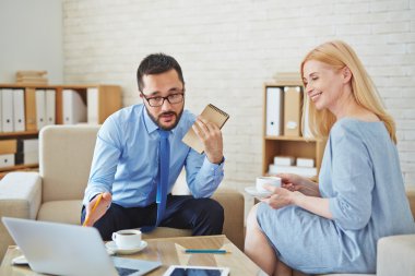 Bilgisayarlı ofis çalışanları