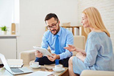 ofiste iş arkadaşları tartışırken proje
