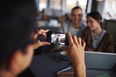 adam arkadaşlarının fotoğraf yapma