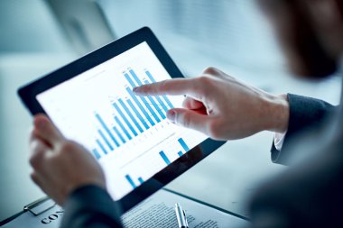 Grafik dijital tablet gösteren işadamı