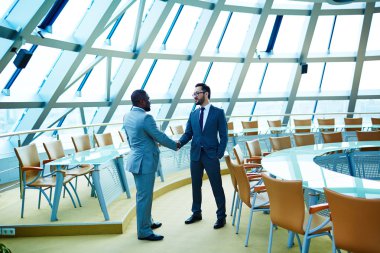 Erkek eleman el sıkışma