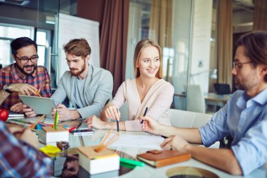 office gazetede tartışan iş grup