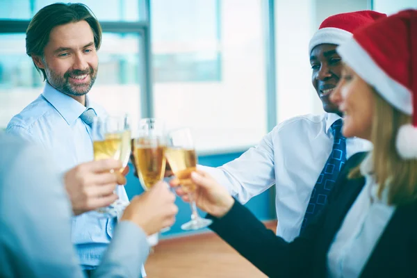 Pessoas de negócios com champanhe celebrando o Natal — Fotografia de Stock