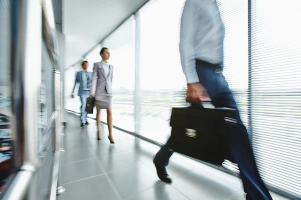 Dipendenti che si spostano verso il basso centro ufficio — Foto Stock