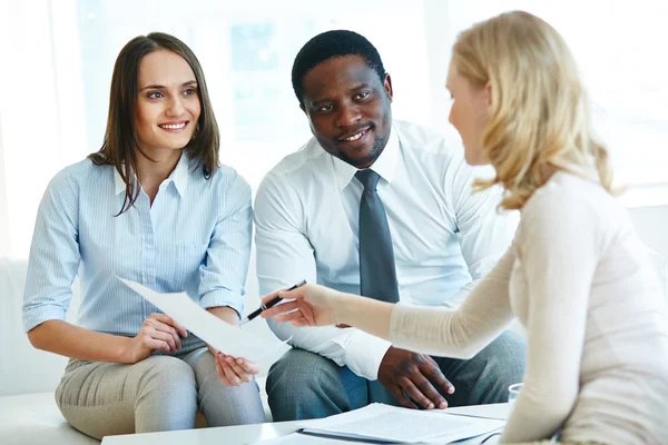 Businesswoman explaining  document to colleague — Stockfoto