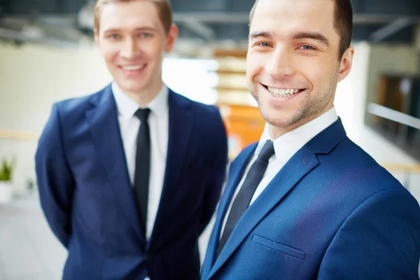 Zufriedener Geschäftsmann mit Kollege — Stockfoto