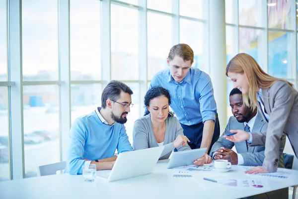 Gruppo di dipendenti che effettuano analisi — Foto Stock