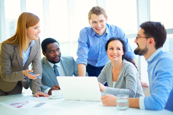 Managers bespreken plannen tijdens vergadering — Stockfoto