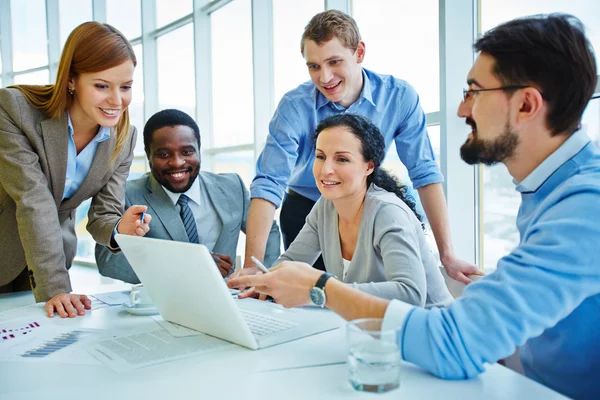 Gente de negocios discutiendo proyecto —  Fotos de Stock