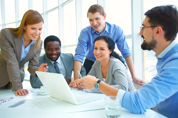 Zakenvrouw maken van presentatie met collega 's — Stockfoto