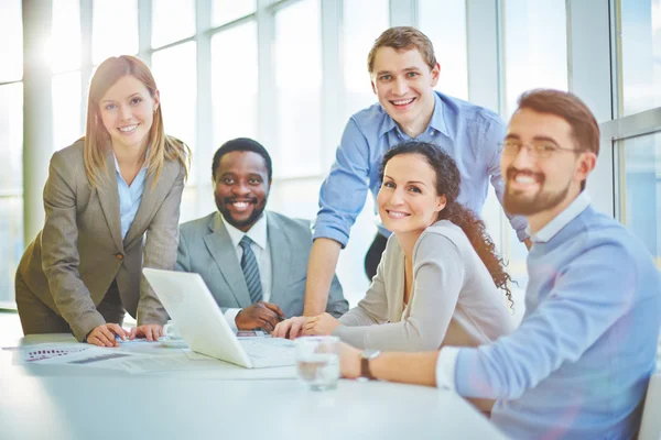 Empresários sentados no local de trabalho — Fotografia de Stock