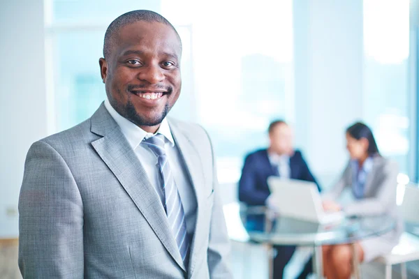 Afrikaanse zakenman in office — Stockfoto