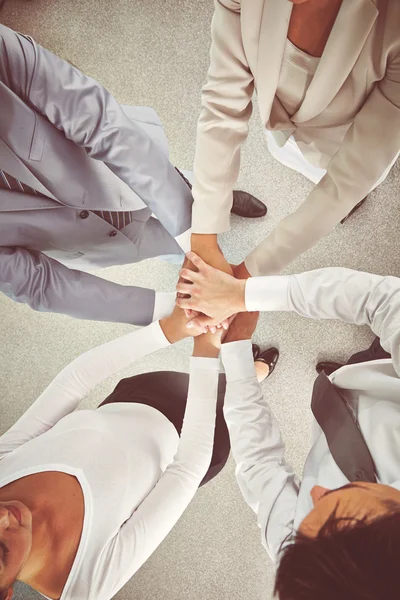 Equipo de negocios manteniendo sus manos en la pila —  Fotos de Stock