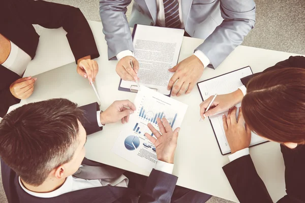 Collega's tijdens de bespreking van papieren — Stockfoto