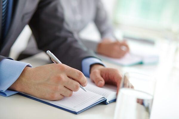 ручка с ручкой в блокноте
