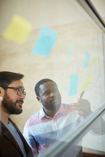 Businessman presenting his plan to colleague — Stock Photo, Image