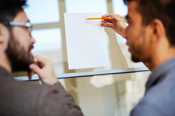 Empresario con lápiz apuntando al papel en blanco — Foto de Stock