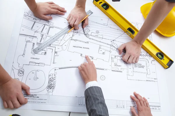 Engineers discussing draft of constructions — Stock Photo, Image