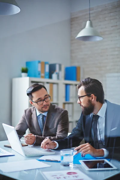 Jungunternehmer bei Treffen — Stockfoto