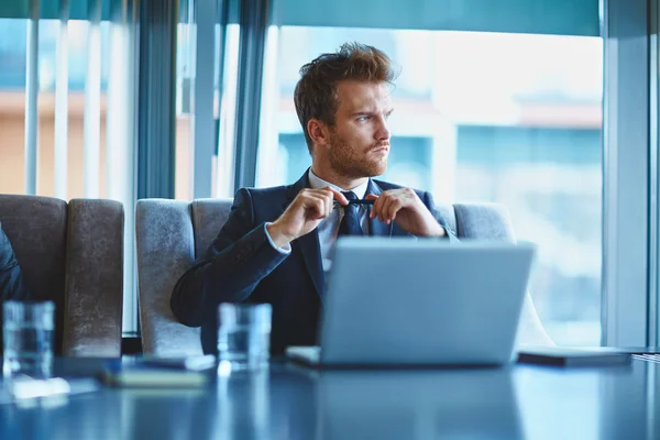 Biznesmen siedząc laptopa — Zdjęcie stockowe