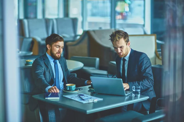 Employees working upon project — Stock Photo, Image