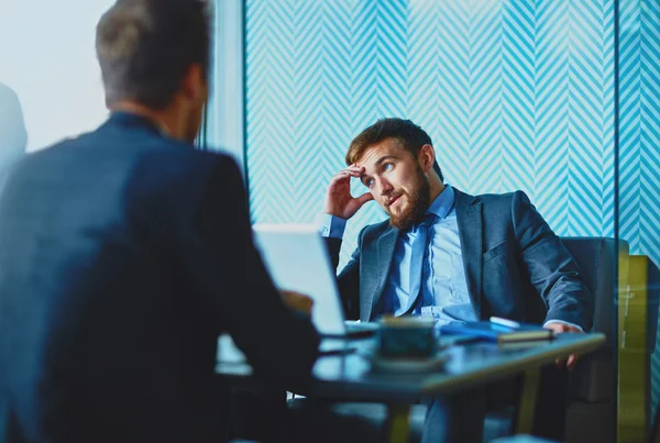 Un empleado guapo con su colega — Foto de Stock