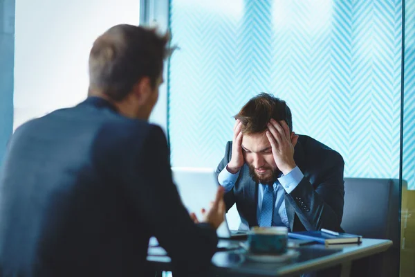 Medarbetaren röra huvudet medan du lyssnar på sin kollega — Stockfoto