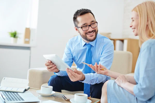 Mitarbeiter diskutieren bei Treffen über Daten — Stockfoto