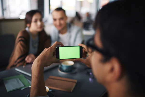 Uomo utilizzando smartphone per fare foto — Foto Stock