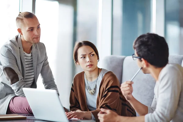 Collega's met discussie in kantoor — Stockfoto