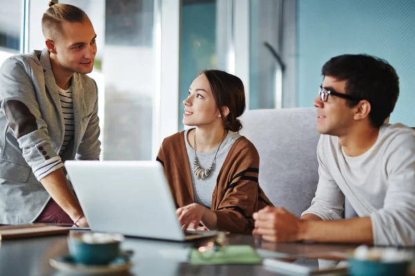 Colleagues interacting with each other — Stock Photo, Image