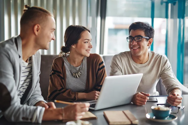 Les gens d'affaires parlent au bureau — Photo