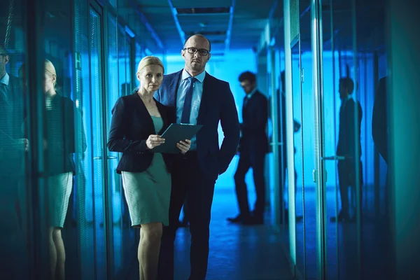 Business people standing in corridor — Stock Photo, Image