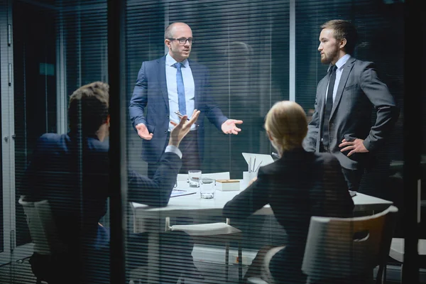 Moderne Geschäftsleute teilen Ideen — Stockfoto