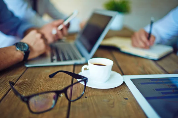 Taza de café y anteojos — Foto de Stock