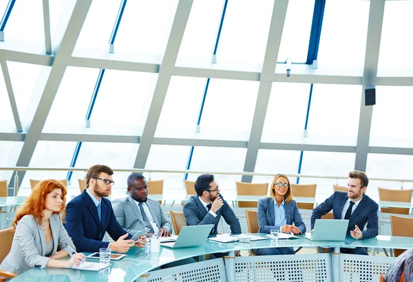 Unga chefer sitter i konferenslokal — Stockfoto