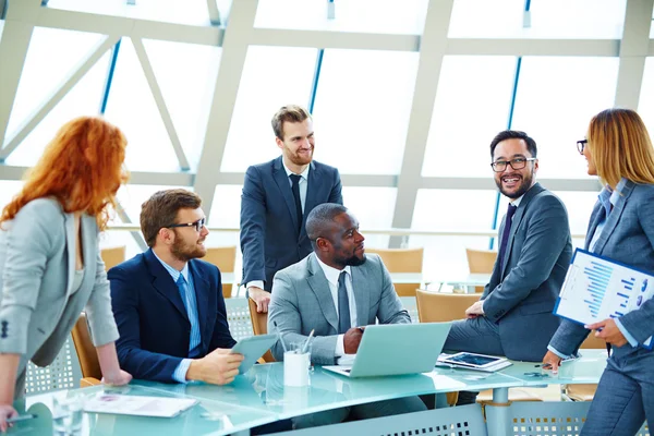 Team di lavoro discutendo le loro idee — Foto Stock