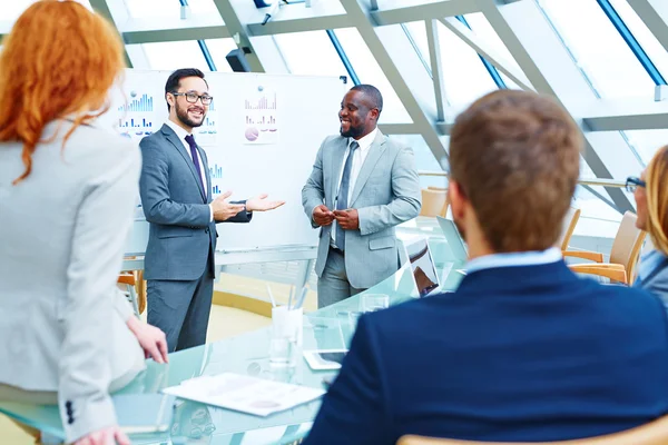 Asiático empresario presentando colegas — Foto de Stock